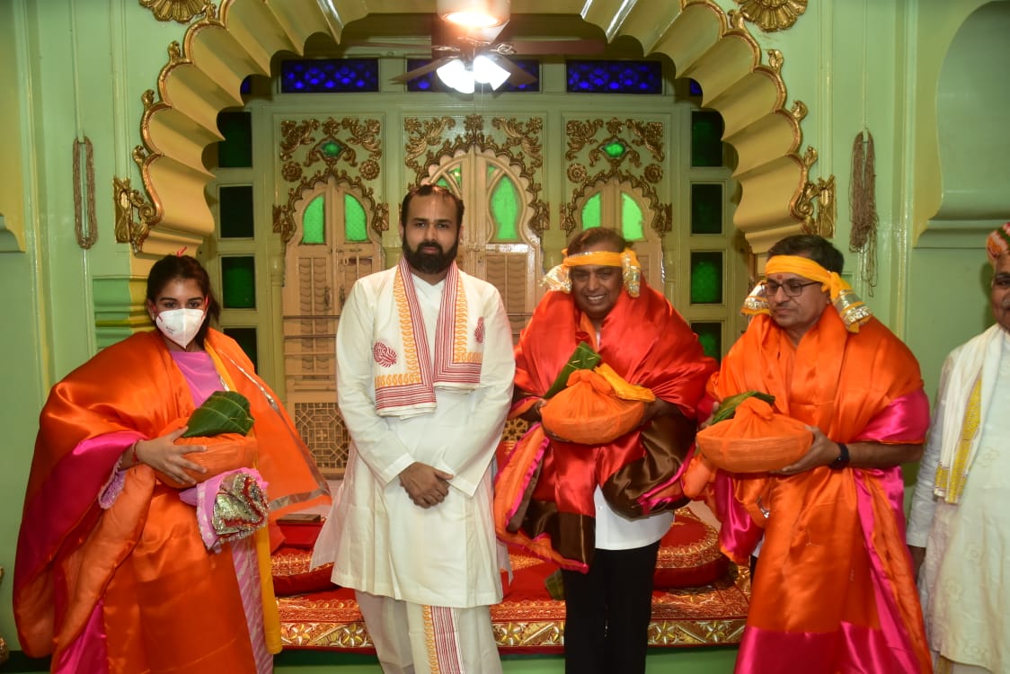 मुकेश अंबानी ने सपरिवार श्रीनाथजी मंदिर में की पूजा अर्चना