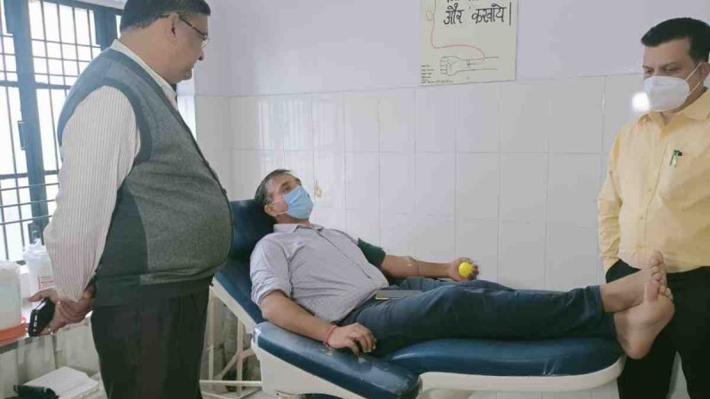 इंजीनियर्स डे पर जिलाधिकारी डॉ. सौरभ गहरवार ने किया रक्तदान