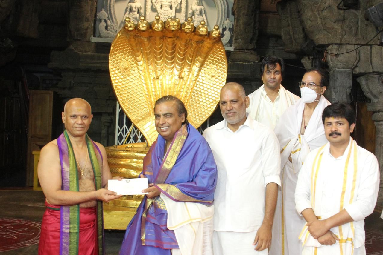 मुकेश अंबानी ने तिरुमाला तिरुपति देवस्थानम मंदिर में भगवान वेंकटेश्वर के दर्शन किए