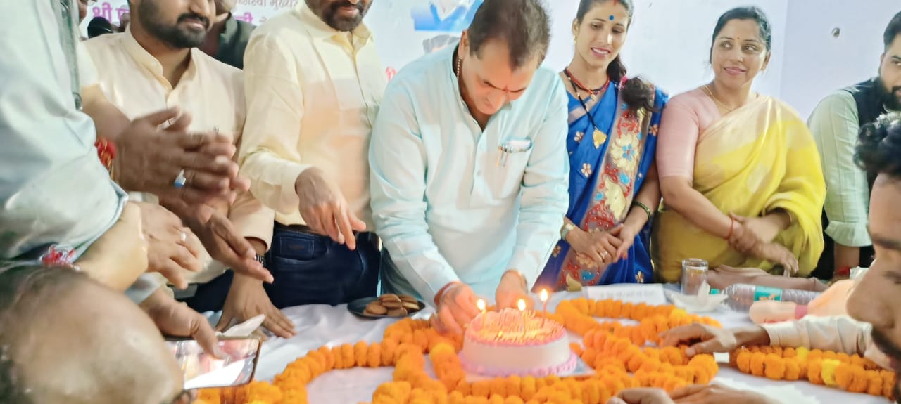 थत्यूड़ पहुंचे शहरी विकास मंत्री डॉ प्रेमचंद अग्रवाल ने कार्यकर्ताओं संग कुछ इस तरह मनाया सीएम धामी का जन्मदिन