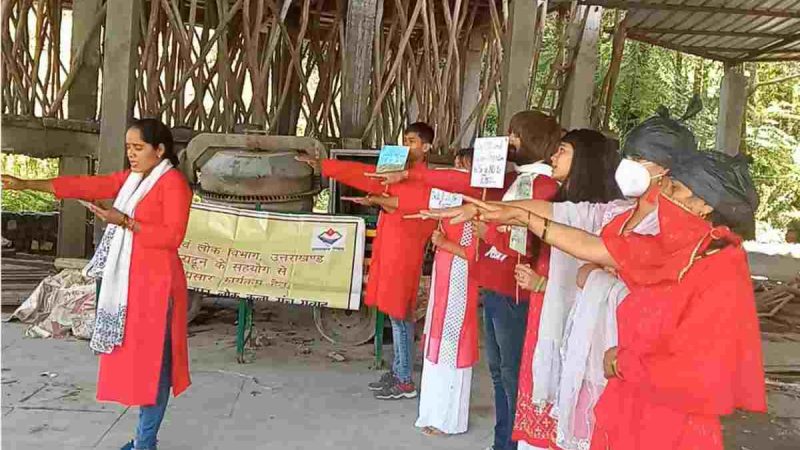 नुक्कड़ नाटक के माध्यम से प्रतिबंधित सिंगल यूज़ प्लास्टिक के बारे में लोगों को दी जानकारी