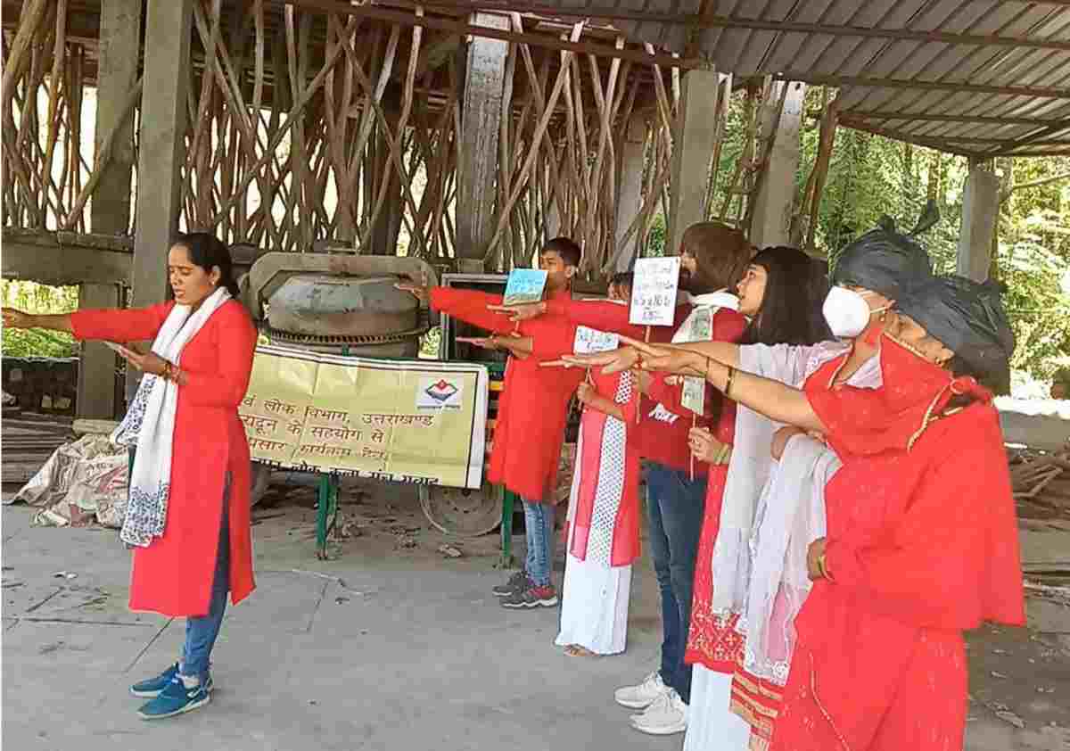 नुक्कड़ नाटक के माध्यम से प्रतिबंधित सिंगल यूज़ प्लास्टिक के बारे में लोगों को दी जानकारी