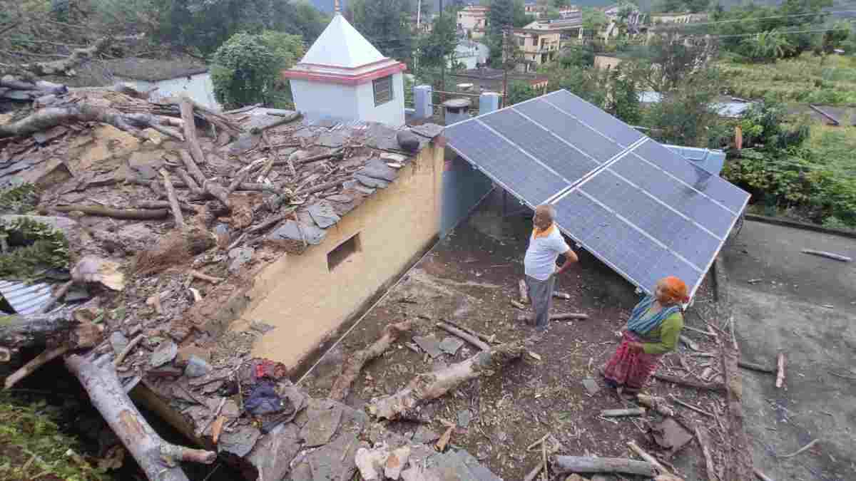 हादसा: पेड़ गिरने से पत्रकार का आवासीय भवन क्षतिग्रस्त