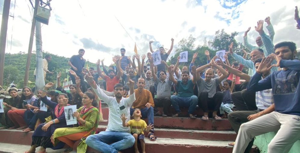 अंकिता भंडारी हत्याकांड के दोषियों को फांसी की सजा देने को लेकर भल्ले गांव बाजार में धरना प्रदर्शन