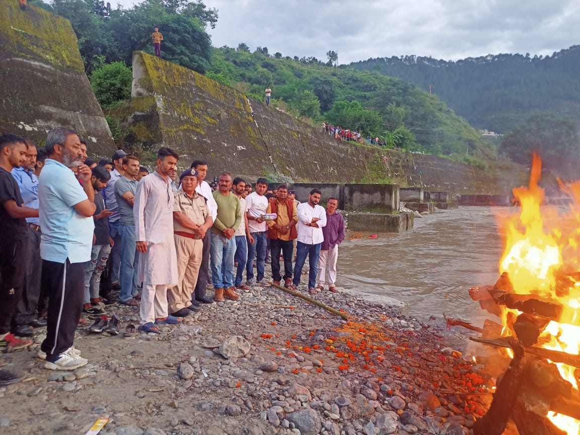 अंकिता पंचतत्व में विलीन: नम आंखों से दी विदाई