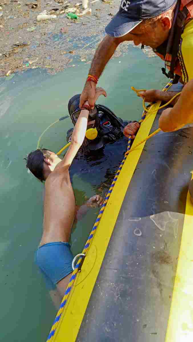 एस डी आर एफ डीप डाइविंग टीम ने टेहरी झील से किया बच्चे का शव बरामद