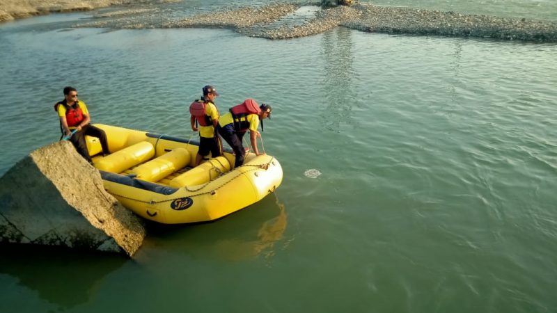 एस डी आर एफ डीप डाइविंग टीम ने आसन नदी से किया बच्चे का शव बरामद