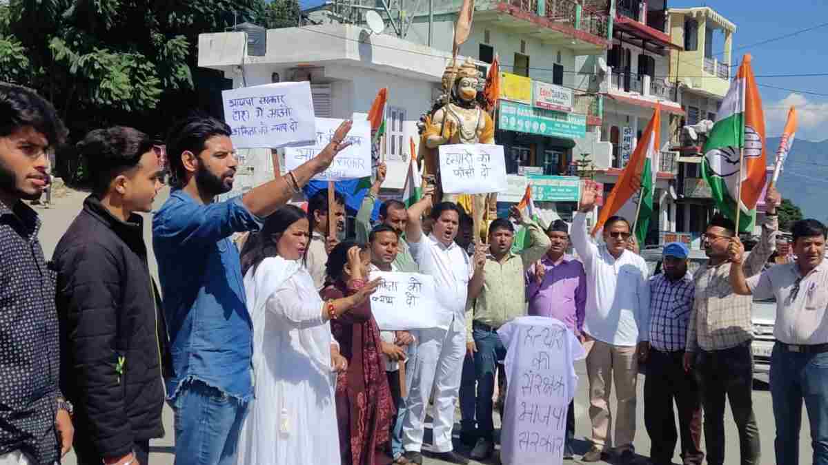 अंकिता को न्याय दिलाने की मांग को लेकर नई टिहरी के कांग्रेसियों ने राज्य सरकार का पुतला फूंका