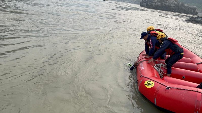 बड़ी खबर: दिल्ली के 2 पर्यटक नदी में बहे, एसडीआरएफ मौके पर