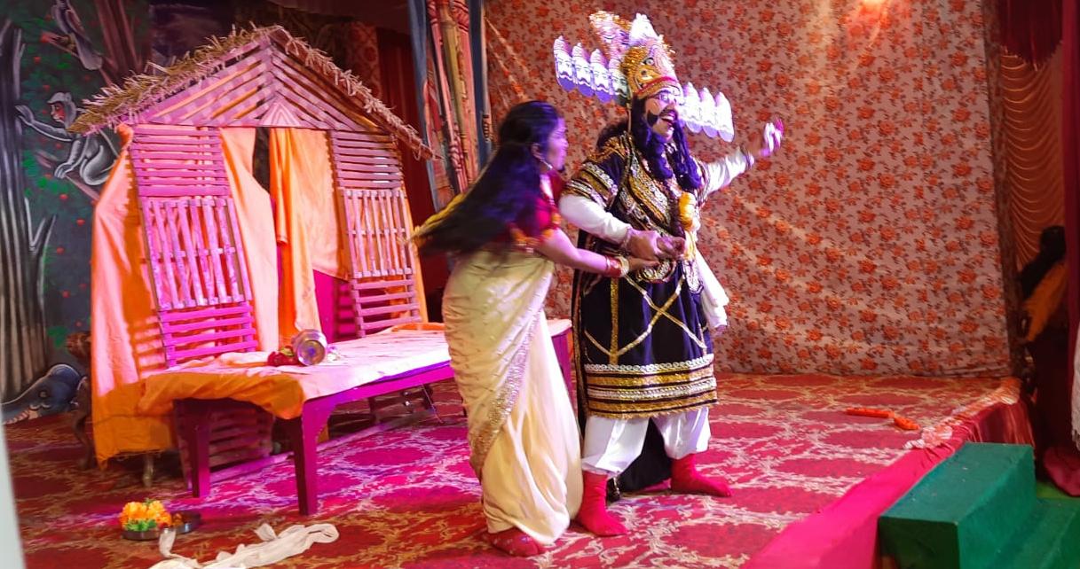 रामलीला में रावण द्वारा सीता हरण का मंचन
