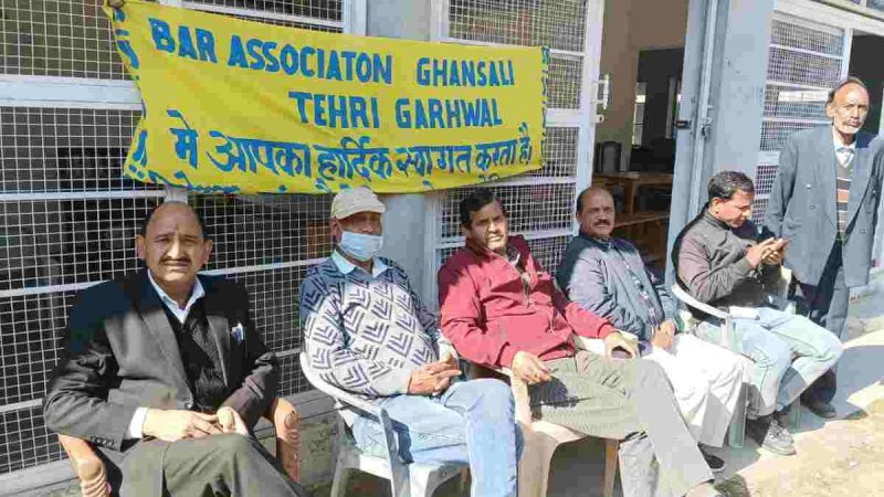 न्यायिक कार्यों से विरत रहते हुए अधिवक्ताओं ने दिया धरना