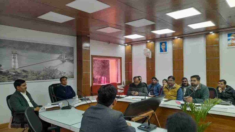 डीएम ने ली सड़क सुरक्षा सलाहकार समिति की बैठक