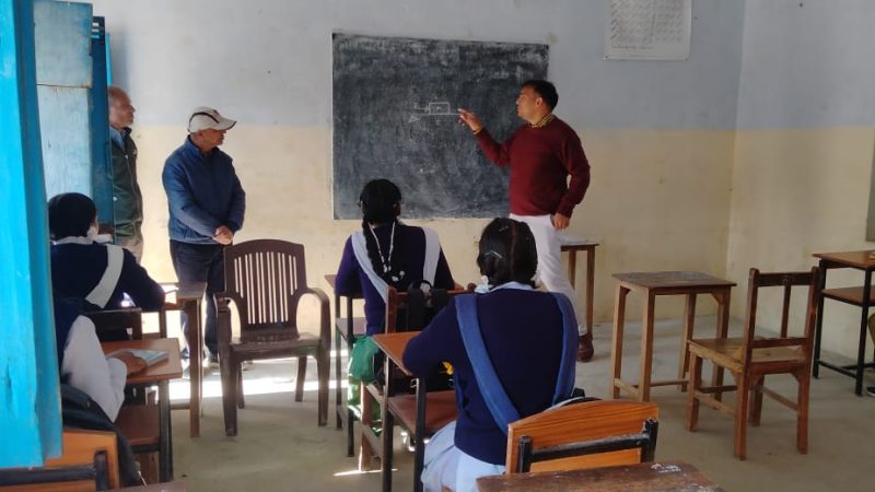 डीएम सौरभ गहरवार ने विद्यालय का किया औचक निरीक्षण, विज्ञान विषय के छात्र छात्राओं की ली क्लास