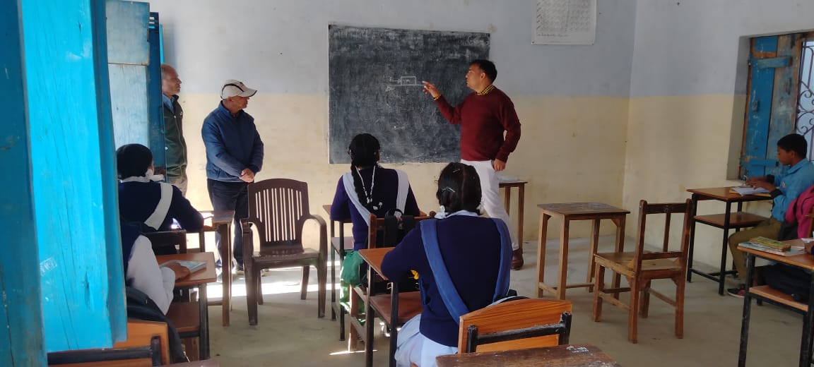 डीएम सौरभ गहरवार ने विद्यालय का किया औचक निरीक्षण, विज्ञान विषय के छात्र छात्राओं की ली क्लास