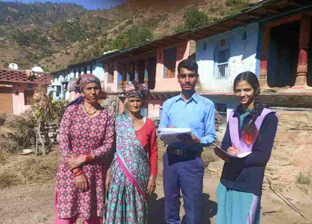 बाल वैज्ञानिकों ने किया गांवों का भ्रमण जंगली जानवरों से होने वाले नुकसान की ली जानकारी