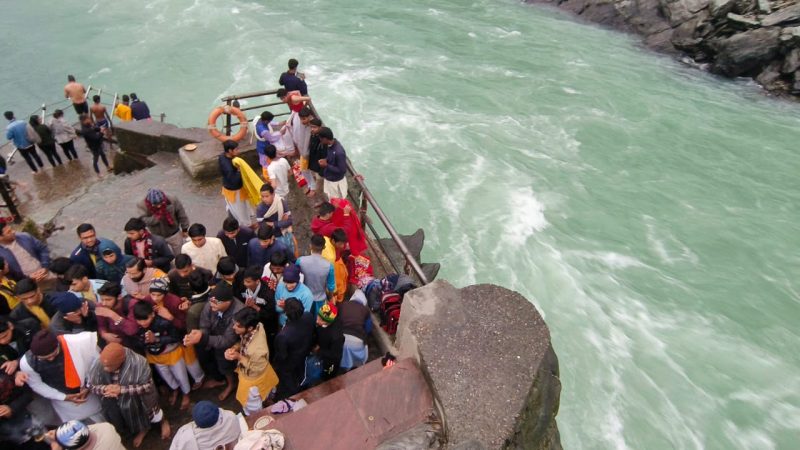 देवप्रयाग संगम पर गंगा आरती व भक्ति संगीत का आयोजन किया