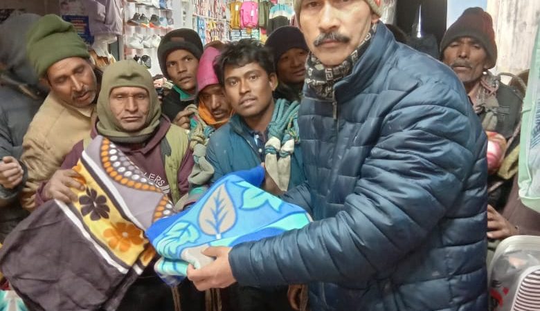 इन्होंने किया नेक काम: 20 गरीब नेपाली मजदूरों को बांटे कम्बल