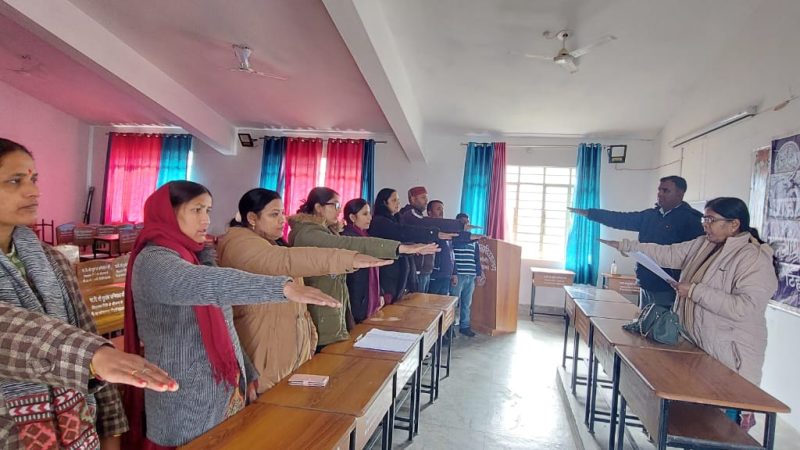 महाविद्यालय कर्मियों को मताधिकार के प्रयोग की शपथ दिलाई गयी