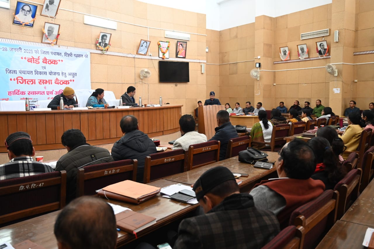 जिला पंचायत बैठक में सदस्य देवेंद्र भट्ट ने बिजली, पानी,सड़क के मुद्दे उठाए