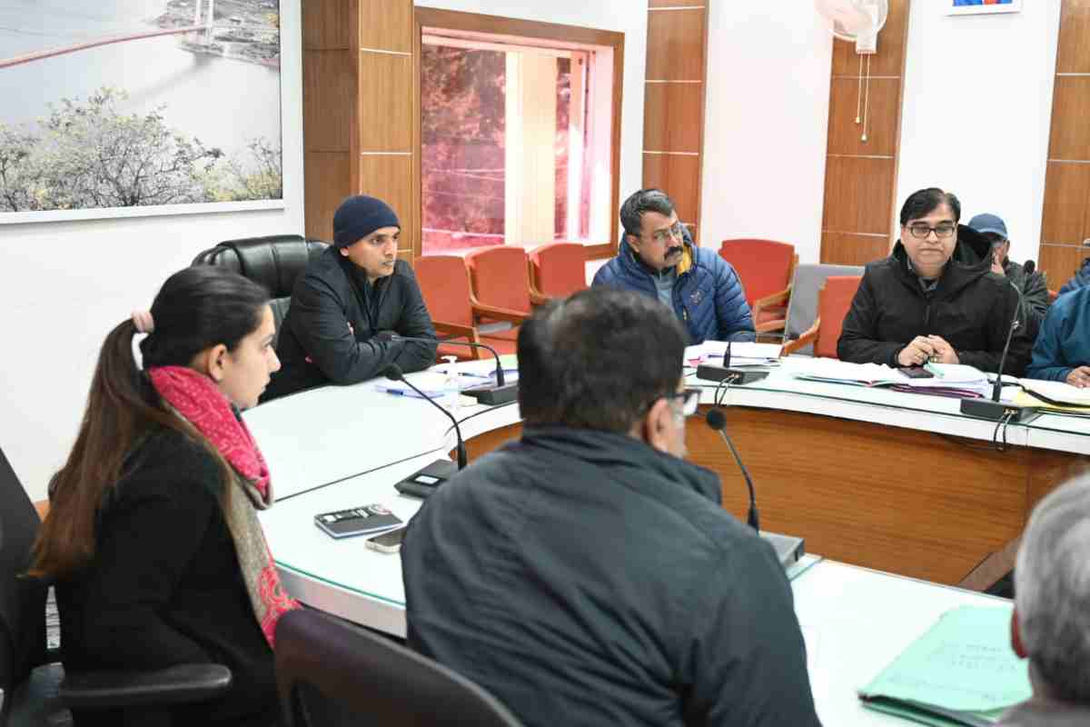 सड़क दुर्घटनाओं के लक्ष्य को शून्य करने की योजना पर कार्य करें-डीएम