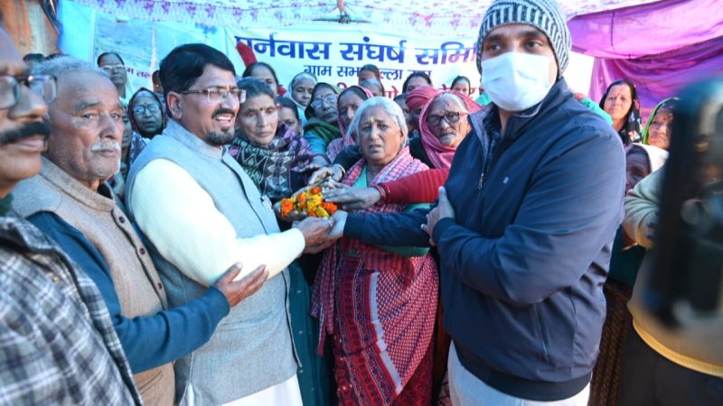 जिलाधिकारी के सकारात्मक आश्वासन के बाद तल्ला उप्पू के ग्रामीणों का धरना समाप्त