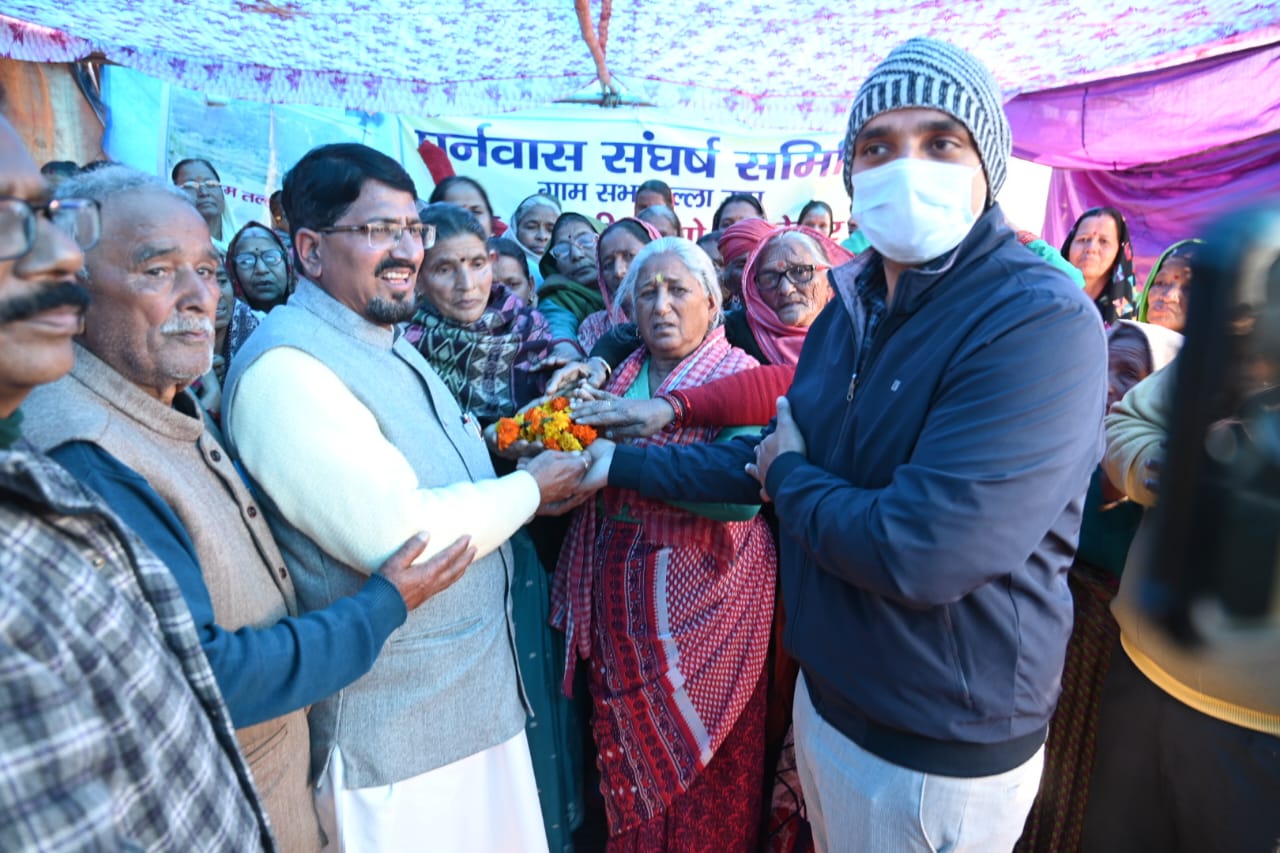 जिलाधिकारी के सकारात्मक आश्वासन के बाद तल्ला उप्पू के ग्रामीणों का धरना समाप्त