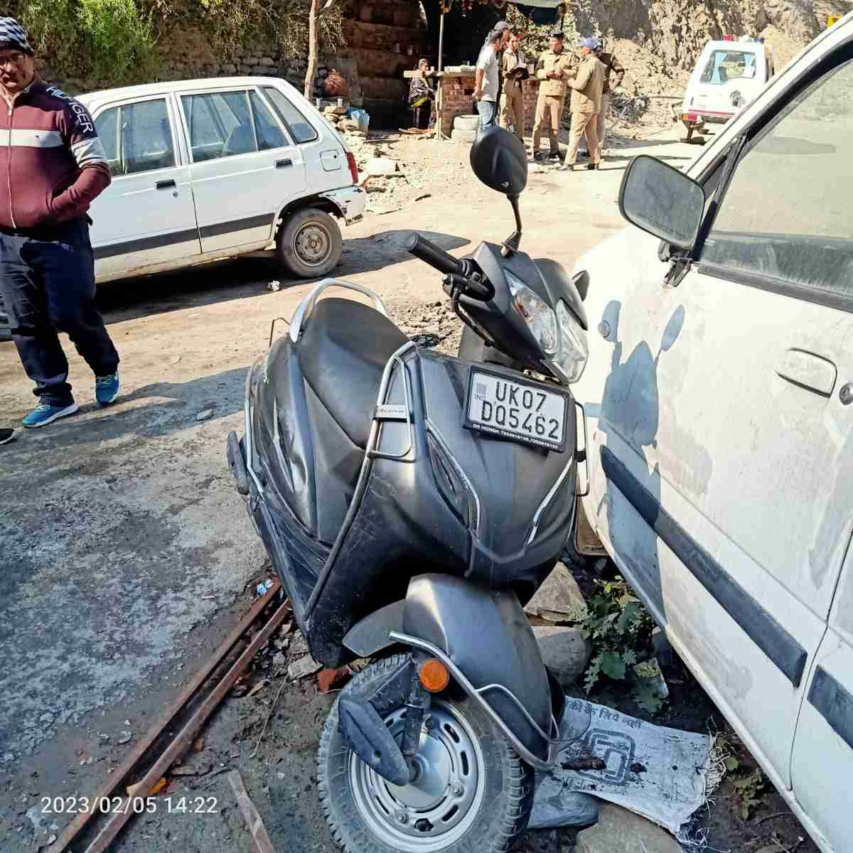 दो स्कूटियों की टक्कर में महिला की मौत, पति घायल