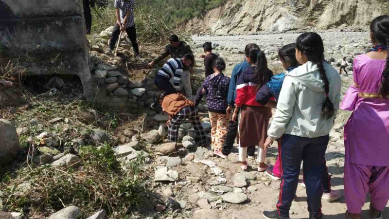 महाविद्यालय अगस्त्यमुनि की राष्ट्रीय सेवा योजना इकाई ने दूसरे दिन भी चलाया साफ सफाई अभियान