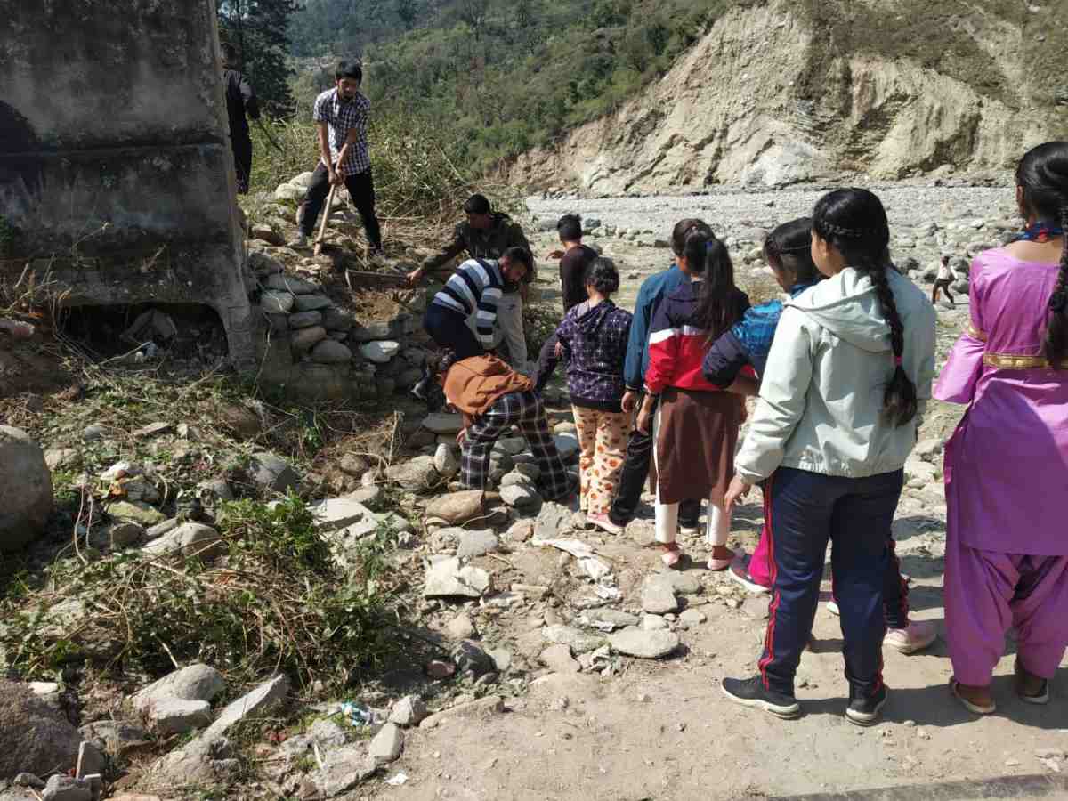 महाविद्यालय अगस्त्यमुनि की राष्ट्रीय सेवा योजना इकाई ने दूसरे दिन भी चलाया साफ सफाई अभियान