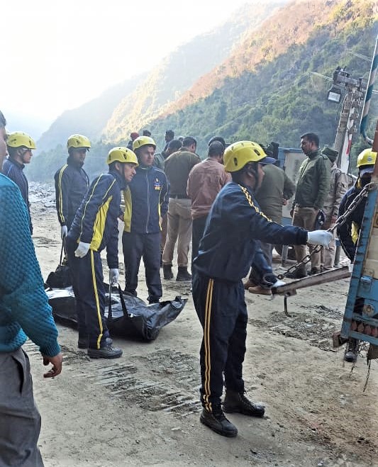 पहाड़ी से गिरा बोल्डर, बाइक सवार की मौत