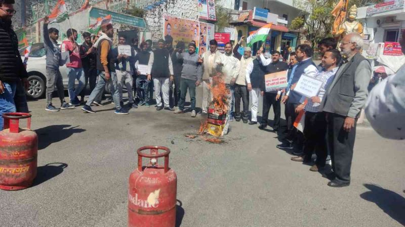 गैस के बढ़ते दामों के खिलाफ कांग्रेस का प्रदर्शन, पुतला फूंका