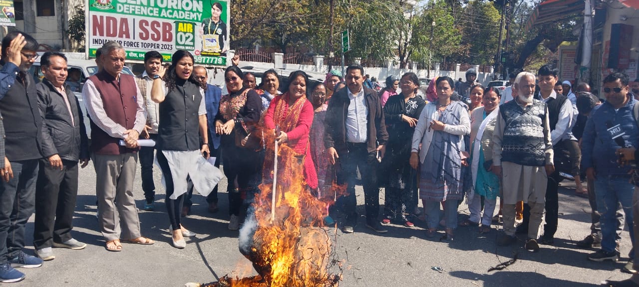 बढती महंगाई के विरोध मे यूकेडी का प्रदर्शन