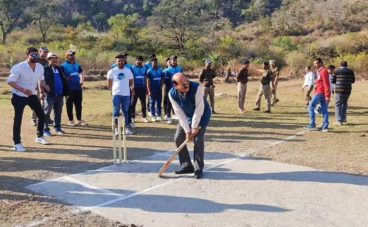 काबीना मंत्री सुबोध उनियाल ने खिलाड़ियों का उत्साह वर्धन कर विजेता एवं उपविजेता टीम को पुरस्कार वितरित किए