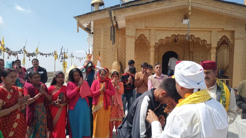 घंटाकर्ण धाम मंदिर क्वीली डांडा में सैकड़ों श्रद्धालुओं ने पहुंच कर मांगी मन्नत