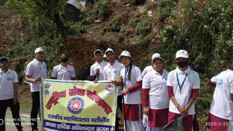 NSS Camp: प्रातः प्रार्थना एवं योगा के साथ दूसरे दिन की शुरुआत