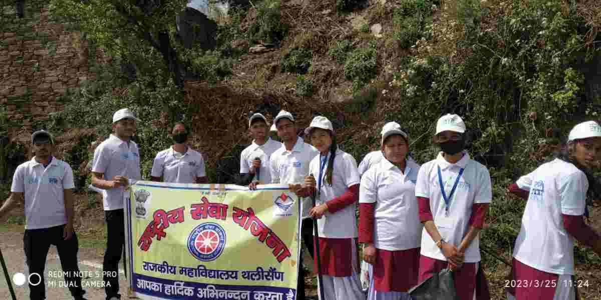 NSS Camp: प्रातः प्रार्थना एवं योगा के साथ दूसरे दिन की शुरुआत