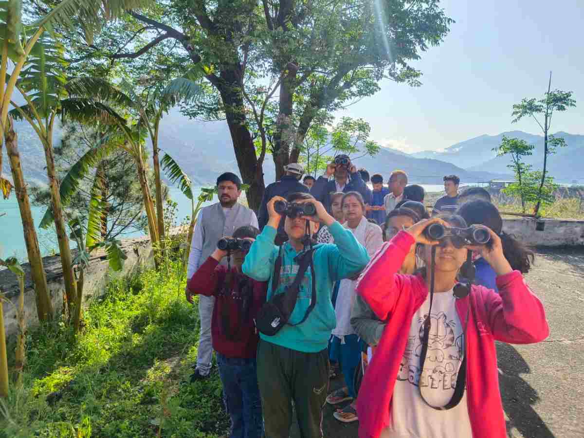 बर्ड वॉचिंग में दिलचस्पी दिखा रहे स्थानीय युवा,    ट्रेनर दे रहे हैं अनोखी जानकारी 