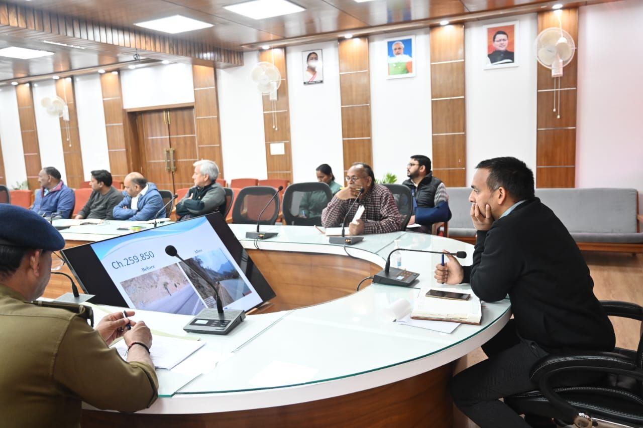 डीएम ने सड़क सुरक्षा समिति की बैठक में दिये ये निर्देश