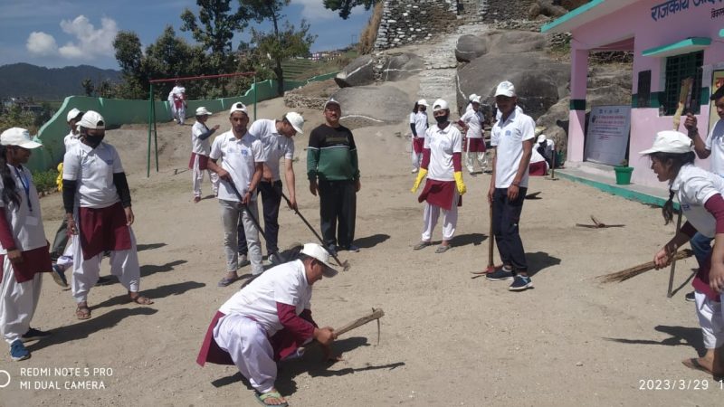 स्वयंसेवकों ने राजकीय आदर्श प्राथमिक विद्यालय, कैंन्यूर में चलाया स्वच्छता अभियान