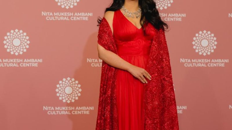 नीता अंबानी कल्चरल सेंटर का दूसरा दिन – मेगा शो ‘इंडिया इन फैशन’ में दिखा शनेल, क्रिश्चियन डियोर जैसे अंतरराष्ट्रीय ब्रांड्स पर भारतीय फैशन का प्रभाव