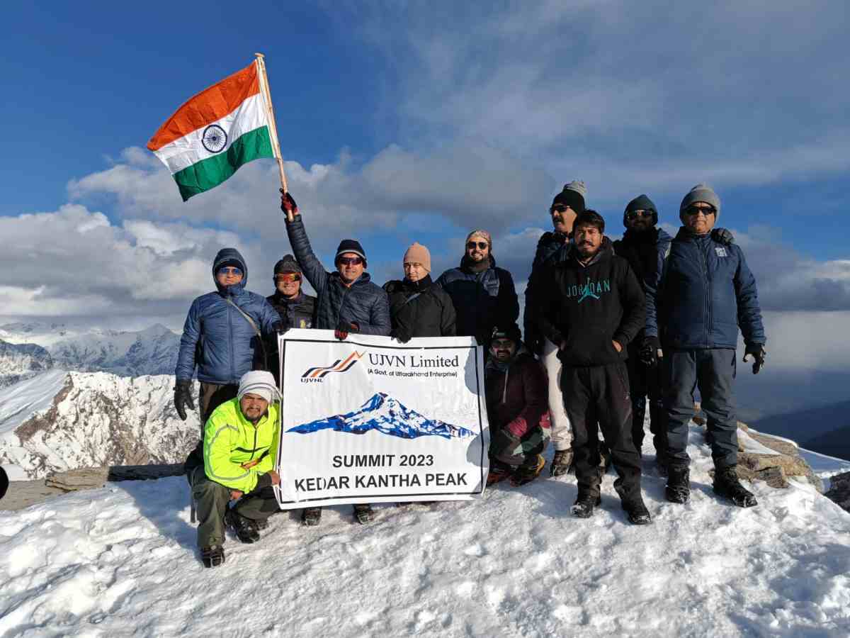 यूजेवीएन लिमिटेड की टीम ने किया केदारकांठा चोटी का आरोहण