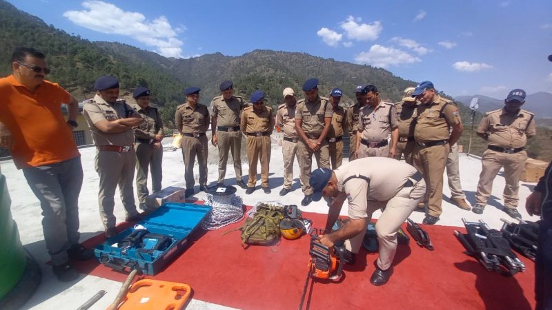 पुलिस जवानों को चार धाम यात्रा के दृष्टिगत आपदा व आपदा प्रबंधन के दौरान बचाव सम्बंधित प्रशिक्षण दिया