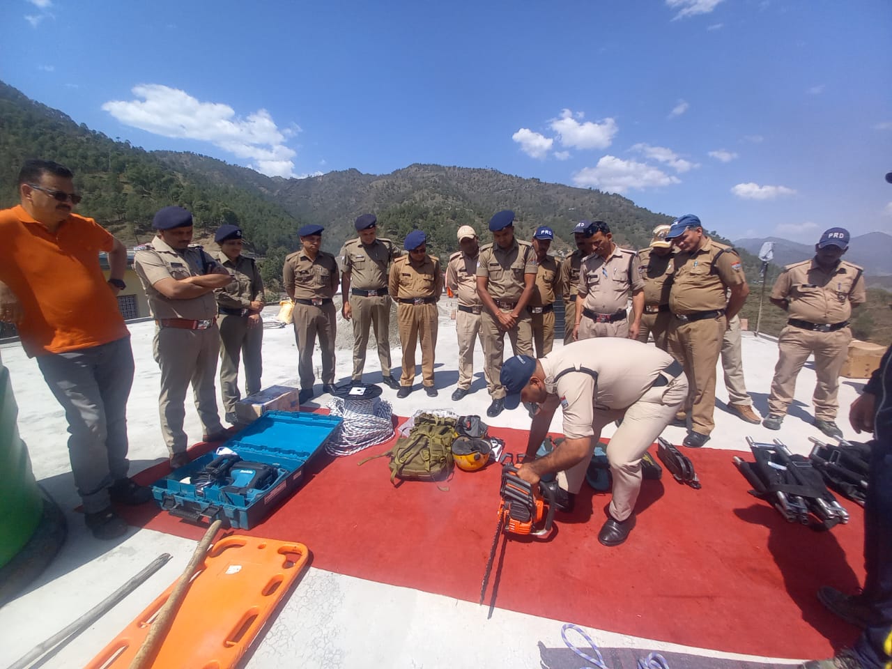 पुलिस जवानों को चार धाम यात्रा के दृष्टिगत आपदा व आपदा प्रबंधन के दौरान बचाव सम्बंधित प्रशिक्षण दिया