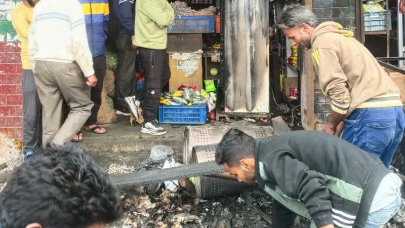 विक्षिप्त महिला ने जलाई आग, दुकान का सामान खाक