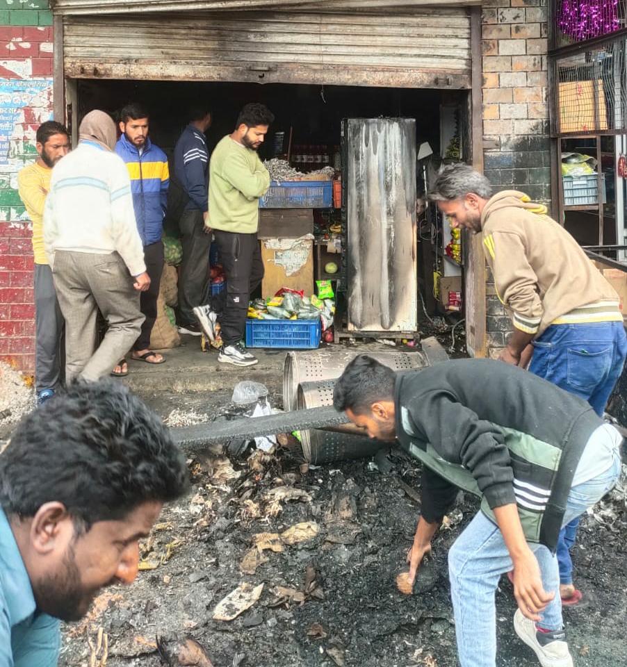 विक्षिप्त महिला ने जलाई आग, दुकान का सामान खाक