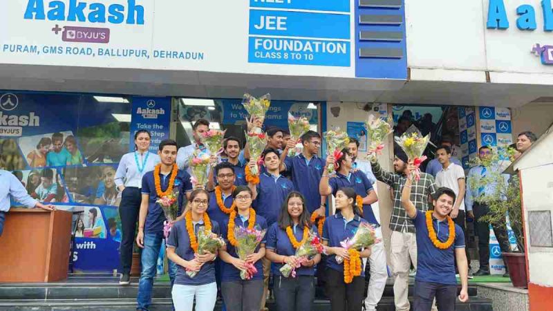 देहरादून के आकाश बायजू के 9 छात्रों ने जेईई मेन्स 2023 में 99 परसेंटाइल और उससे अधिक अंक प्राप्त किए