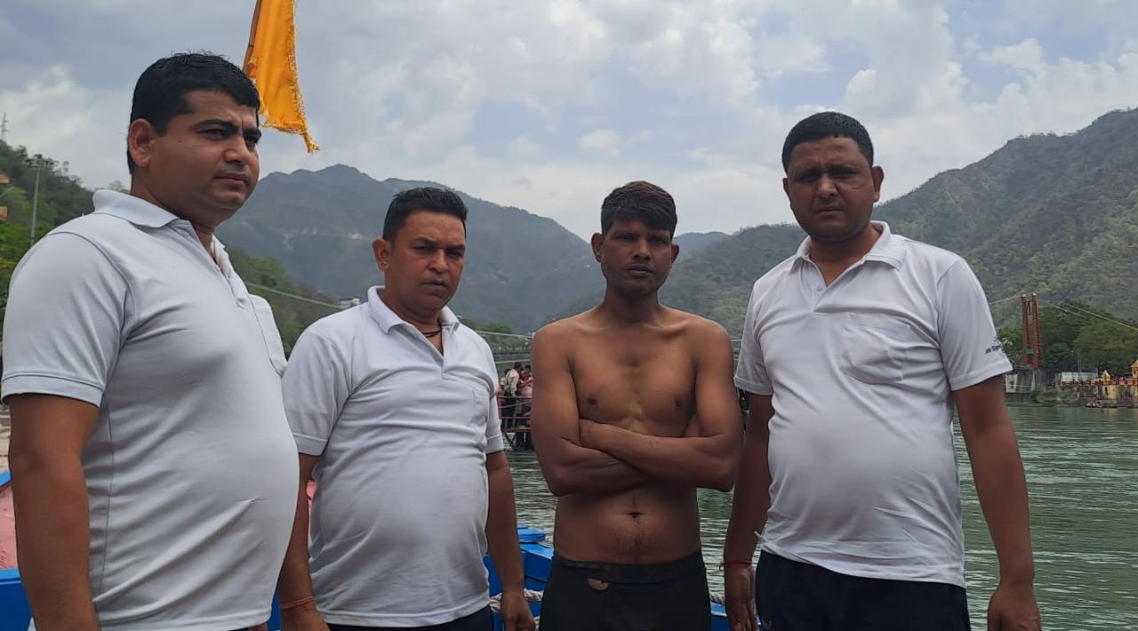 जल पुलिस ने बचाई गंगा नदी में डूबते हुए की जान