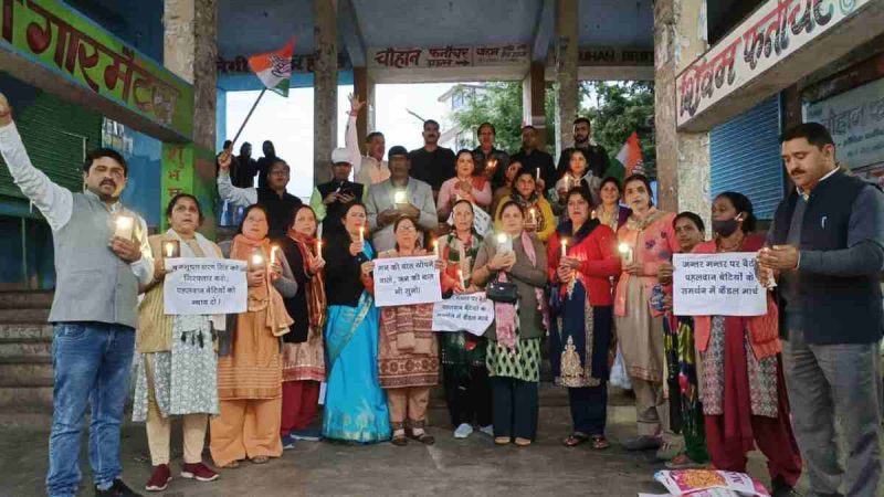 महिला पहलवान बेटियों के समर्थन में महिला कांग्रेस ने निकाला कैंडल मार्च