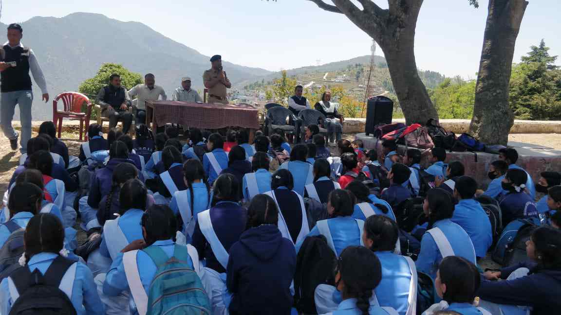 छात्र छात्राओं एवम शिक्षक-शिक्षिकाओं को सायबर अपराधों की दी जानकारी