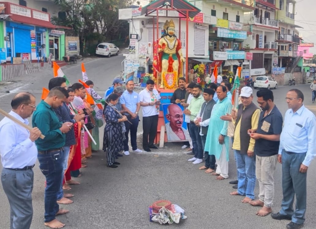 कर्नाटक जीत पर कांग्रेस ने हनुमान चालीसा का पाठ कर आतिश बाजी और मिष्ठान वितरण किया